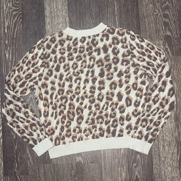 Woman’s leopard print sweater size small - Picture 2 of 4